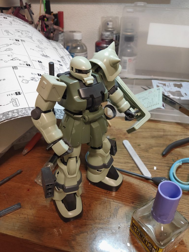 今回はこのmgのザクf2を使って制作しました。