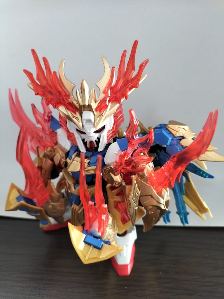 斜め前から、足についてる爪は張飛ゴッドガンダムの両腕武装を改造しました。爪の間のパテが塗れず白いままです‥