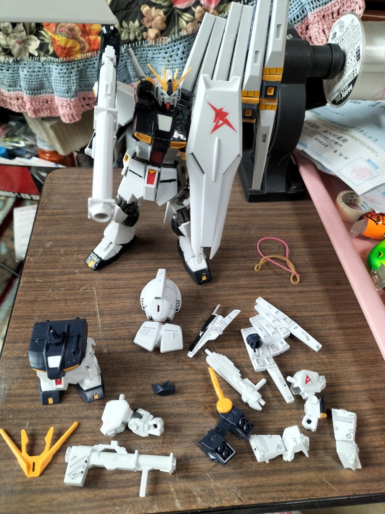 過去作のHGνを見本にして、部分塗装しました。