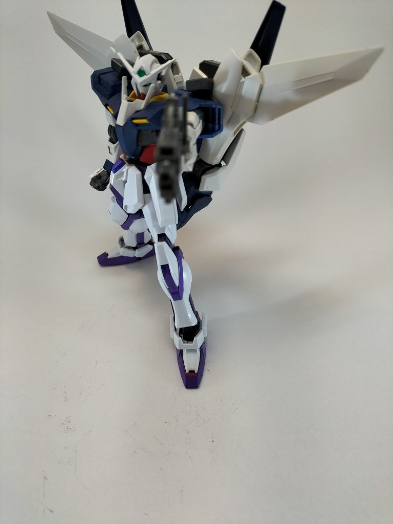 ポーズ後ろの羽は展開します。