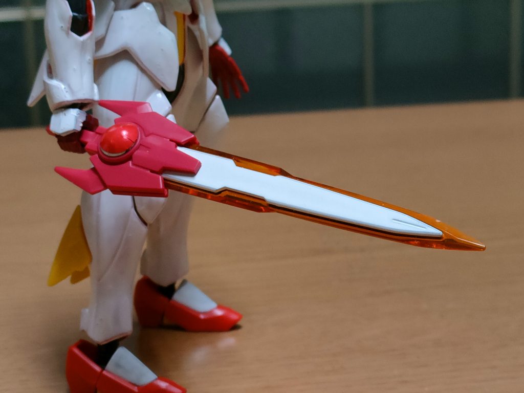 メインウェポンの剣はガンダムエクシアダークマターのGNソードを借用。