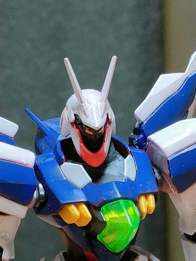 頭部。顎のみを除いて白く塗装。ヴェイガン特有のラインセンサーに加えて余ったツインアイシールを貼り付け。