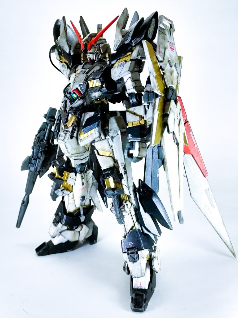 一方的なサイコミュの無効化とオートマティックインテンションによる高機動格闘戦主体のため武装は最小限にしています。腰部の羽根は姿勢制御用のスタビライザーです。