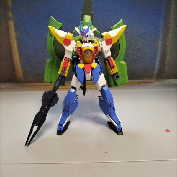 アースリィウィング作成中アースリィガンダム作ったらカッコ良かったのでウィングとミキシングしました。コアガンダムから延長してるからか、足が長くてカッコイイですよねージオン剣をバックパックとして使用。信号機みたいな色合いですね。これから塗装していきます。（2枚目）