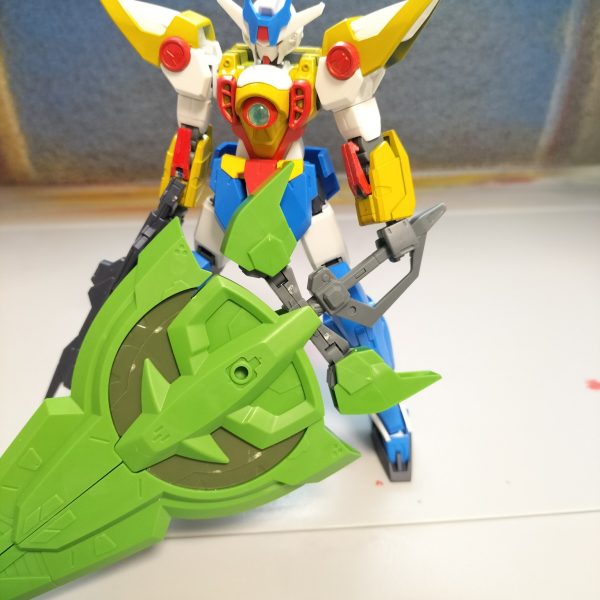 アースリィウィング作成中アースリィガンダム作ったらカッコ良かったのでウィングとミキシングしました。コアガンダムから延長してるからか、足が長くてカッコイイですよねージオン剣をバックパックとして使用。信号機みたいな色合いですね。これから塗装していきます。（3枚目）