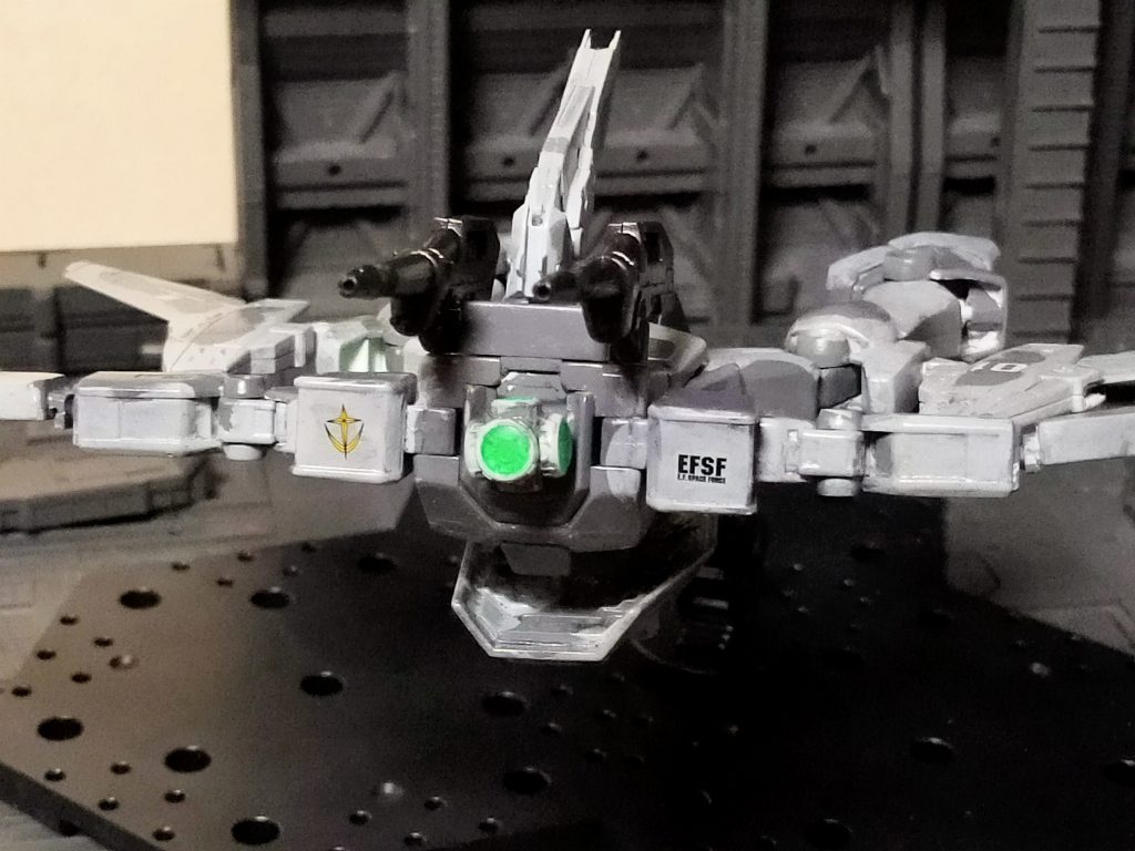 本機頭部は終戦直後であり、コスト面も相まってガンダムである必要がなくこのような頭部である。この頭部にすることにより、空中戦において正面180°戦闘が可能である。カスタマイズパーツのMSサイトレンズを使用。