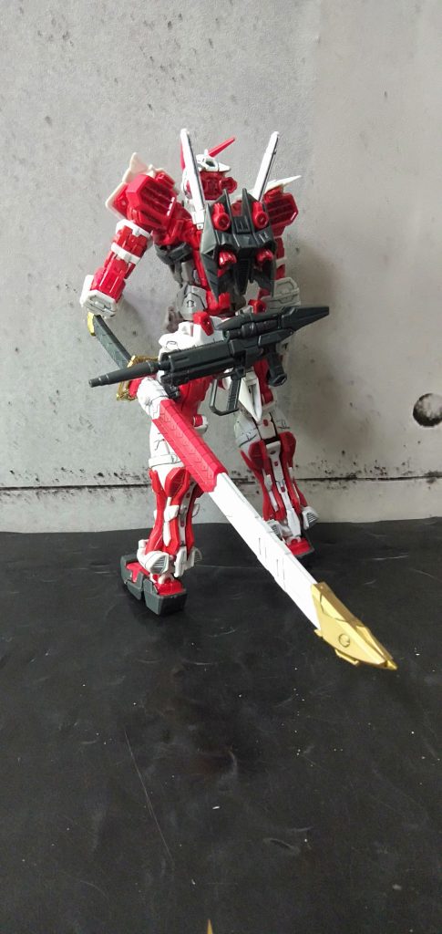 腰にビームライフル格納可能腰にも刀を付属パーツで付けれるがライフルあると干渉して無理です。 