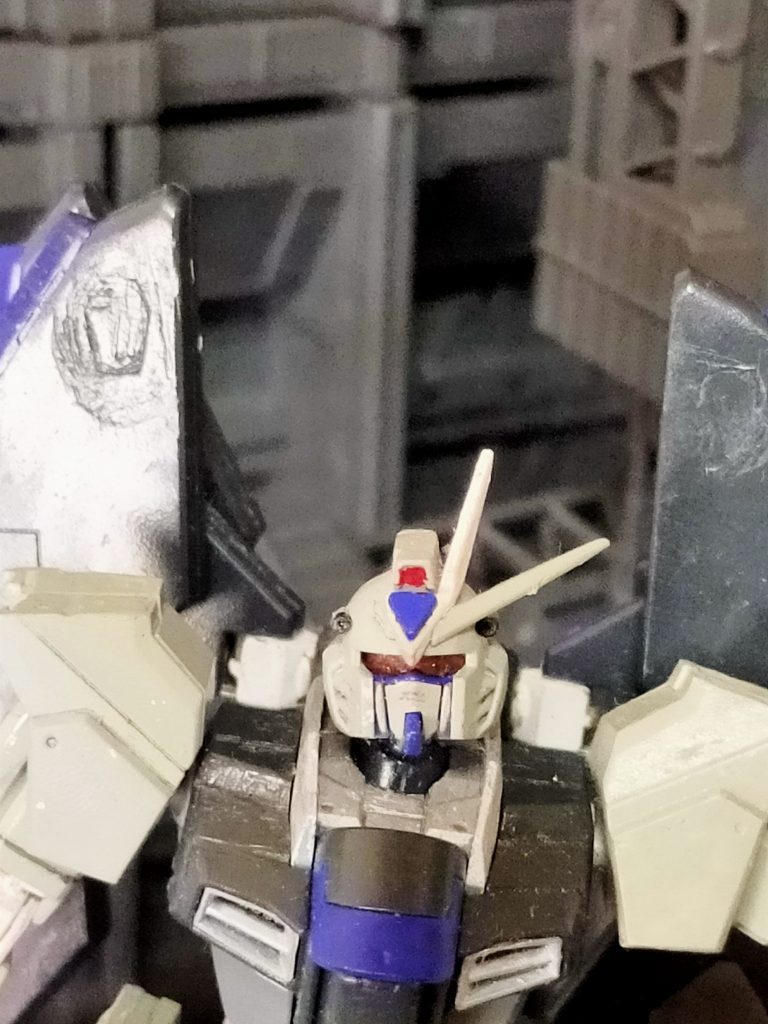 頭部はデュアルアイではなくゴーグル型を採用している。ゴーグルはGレコのジャハナムやジャイオーン方式で稼働。アンテナは左右4本から左2本に減少。