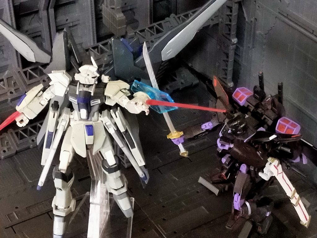 腕部にビームサーベルを埋め込んだ結果、C.E.では設定上不可能だった