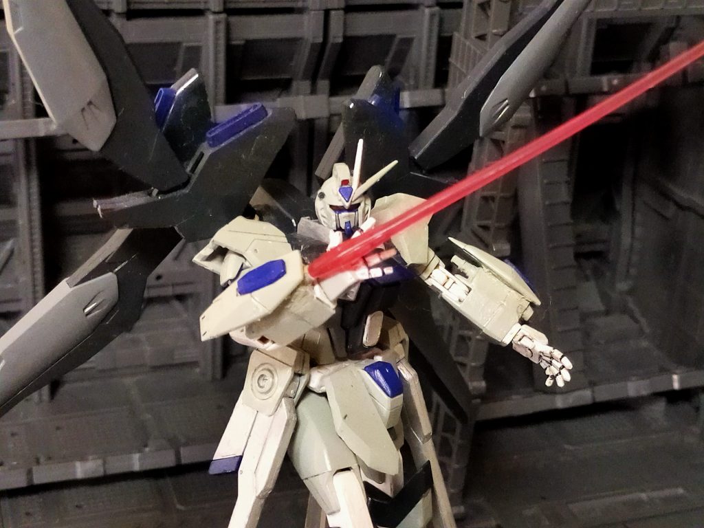 本機の最大の特徴は腕部に埋め込まれたビームサーベル。サーベルを手に持つ時のタイムラグを節約できる。まあ、ビームライフルとして機能する。