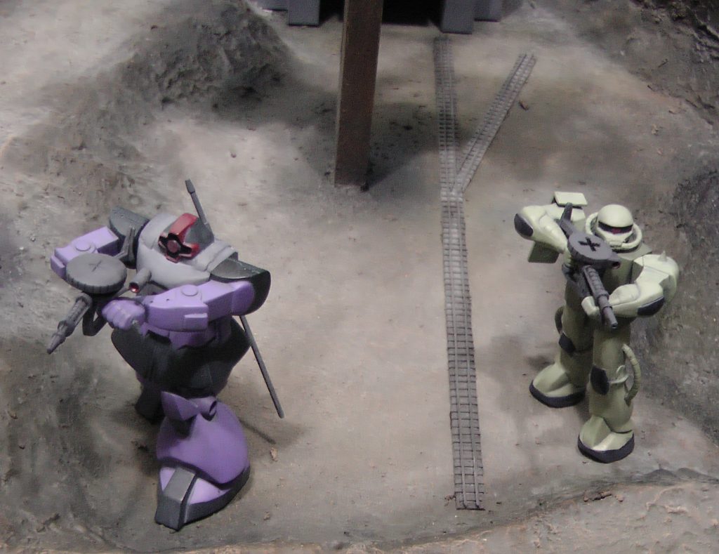 後ろのザクも含めて、基地防衛隊はガンダム情景模型各種の1/250キットをポーズ替え・武器替えしたものです。ドムはいちおう08小隊版にしてあります。