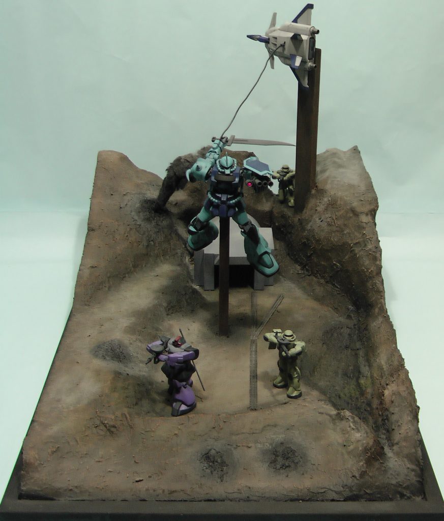 ベースのサイズは横39㎝×縦58㎝です。スタイロフォームを基礎に、木工パテとプラスターで地面をつくりました。劇中、一瞬だけこのシーンが映ります。