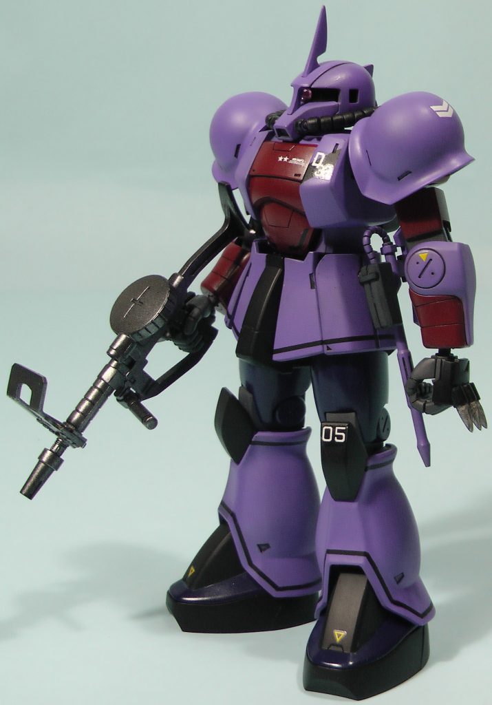 全体形やマーキングは画稿に寄せましたが、ぶどうジュースのような元絵のカラーリングは改め、ノリスの着ていたノーマルスーツに寄せてみました。