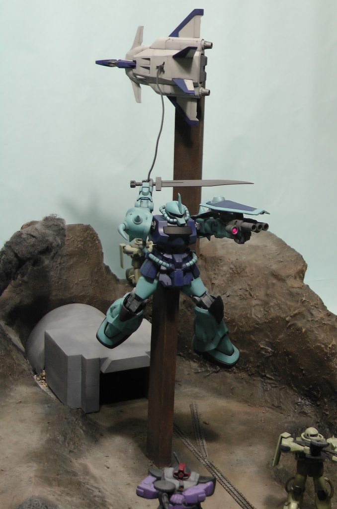 ラサ基地の資源搬入口の外側で、基地防衛隊が応戦しています。