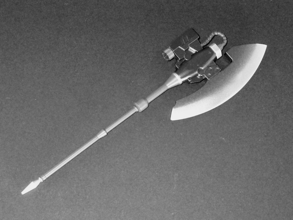 本体同様大鉈(ヒートホーク)にも手をかけました。刀身は黒サフ→銀(ここまで缶スプレー)→ガンダムマーカーエアブラシでヘビーガンメタリックを内側に、メッキシルバーを刃先部分に吹きました。マスキングせずフリーハンドですが、簡易的な道具でもこのくらいはぼかせます。全く“ヒート”ではなく物理的に切断しそうですが。端に着いている 黒いコイル状のパーツですが、曲がるストローの ジャバラ部分です 。アクセントになるかと 着けて見ました。😉