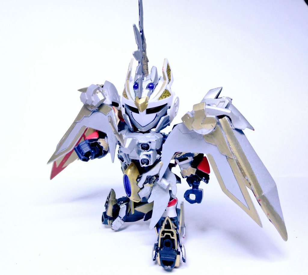 まずは素体から。マントや鎧に包まれた体。見るからに堅牢な装備です。