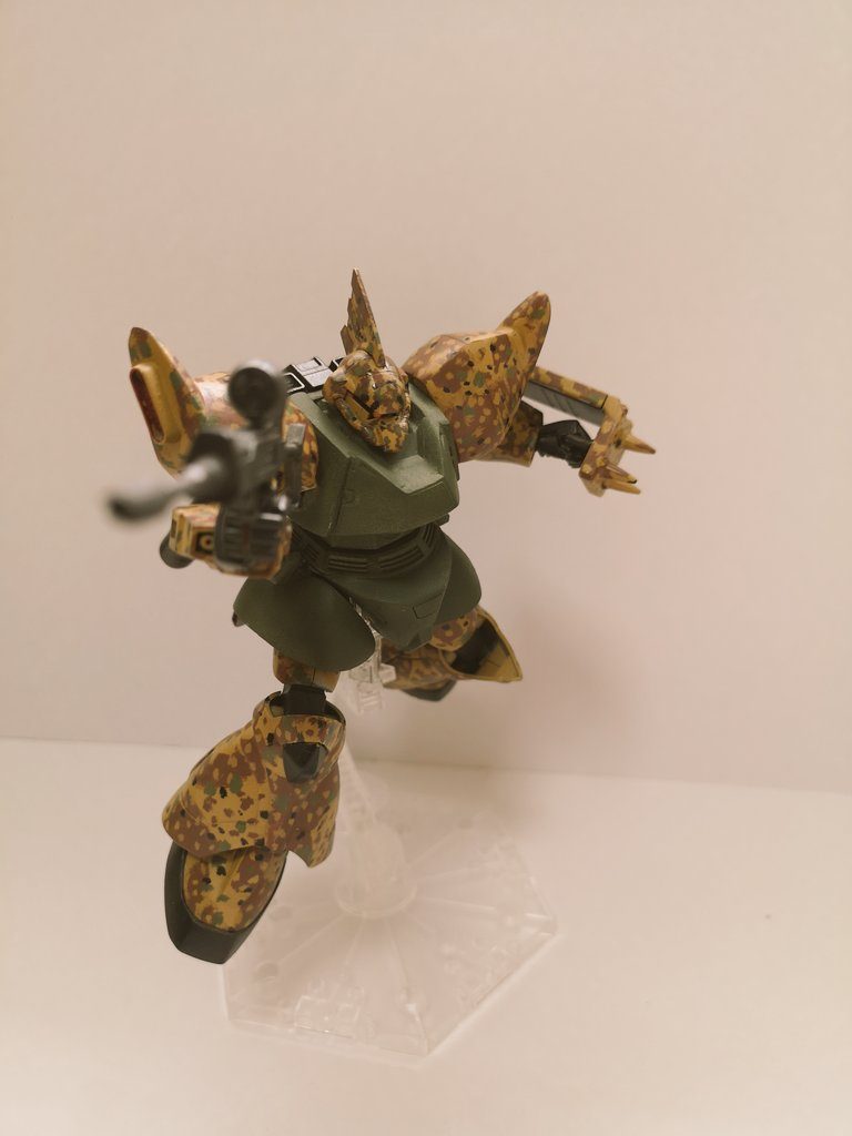 過去の説明書ではビームライフルを装備していたそうなので、通常のビームライフルを携行させてます。