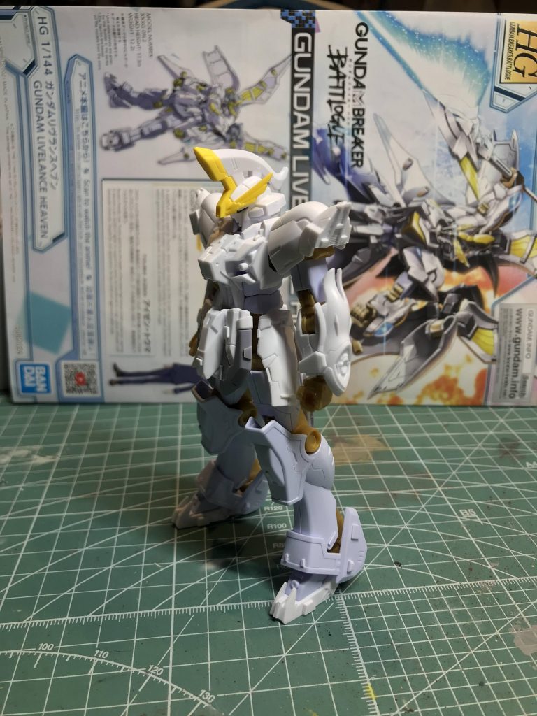 全身にスジ彫りやプラ板を貼って、ディテール追加しました。