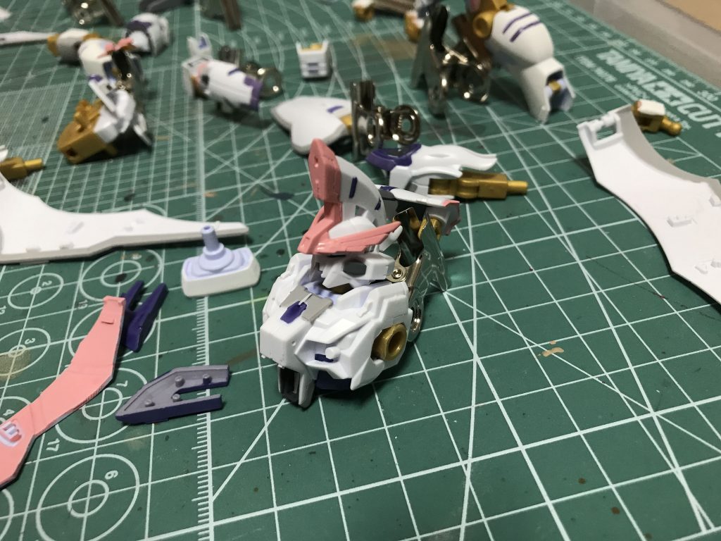 タミヤの水性アクリル塗料で筆塗りです。約1ヶ月ほどの制作期間でしたが、楽しく作れました。1体で1ヶ月遊べるとか、最高。