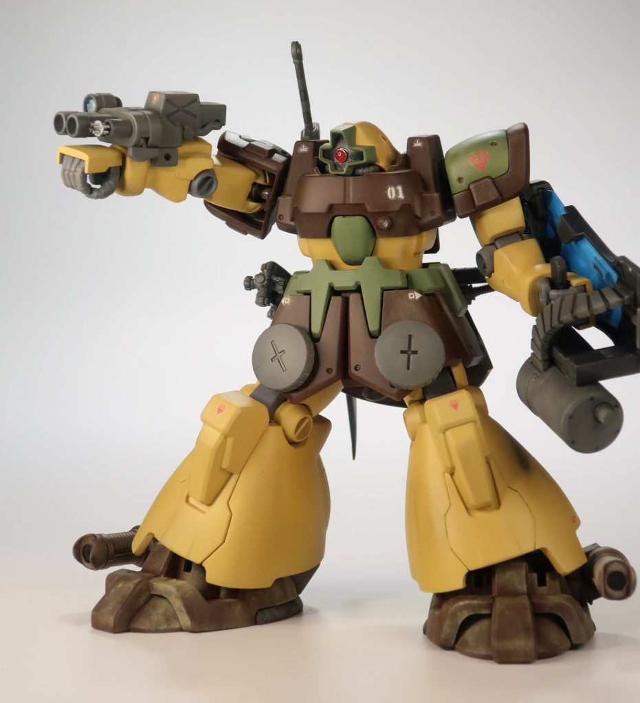 3連ガトリングガンは右腕に磁石で取り付けています。激戦でカバーが外れ、銀色の銃身がむき出しです。