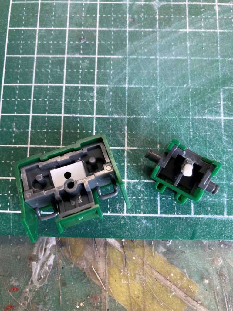 軸と穴を改造しポン付け出来るようにしています。