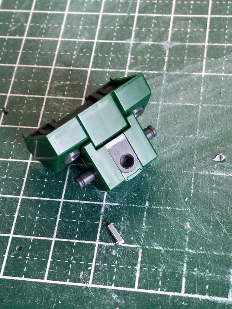 なぜか隙間があったのでプラ板で塞ぎました。