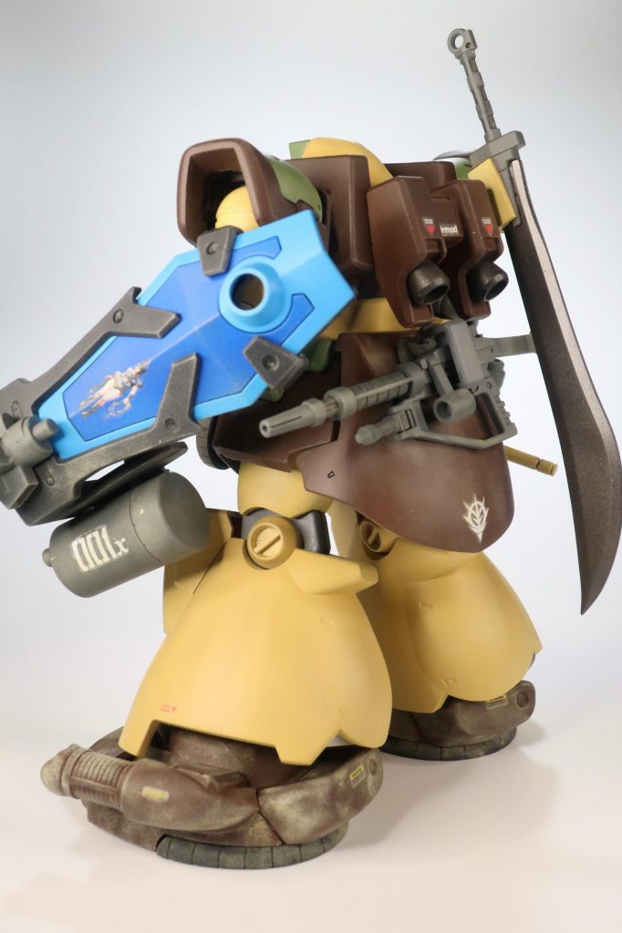 通常のザクマシンガンが腰のラックに収まったので、予備マガジンも変更しました。