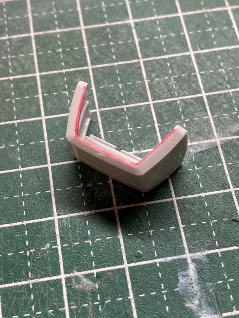 アンクルアーマーがタイトだったので赤い部分を削りました。