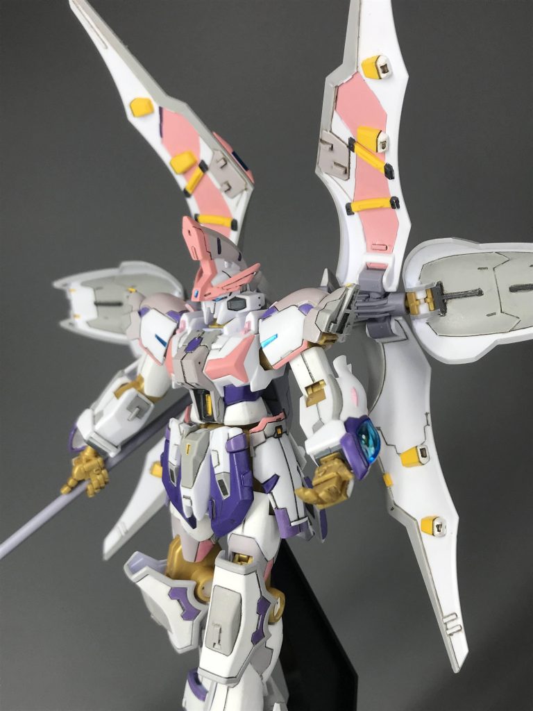 ちょっと拡大。最初はキュベレイを意識しつつ、色分けしてました。しかし、気づけばメッサー(指揮官機)みたいになってました。色分けは、引き続き課題です。