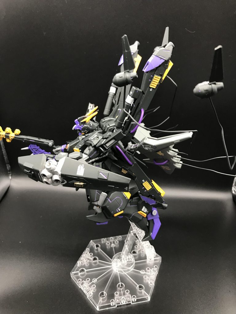 ・最大の特徴であるX字スラスターは、コトブキヤのプロペラトタンク角を利用。・上段はトーリスリッターの背中パーツに接着しています。長さが増してボリューム感でました。・下段は、本来インコム翼があった穴を流用。・その影響でインコム翼は行き場をなくし、自前で3ミリ穴を空けてそこに差し込んでいます。・そのほか、インコム翼に穴を空けて紫ケーブル線を通したり、スジボリやディテール接着なども行っております。