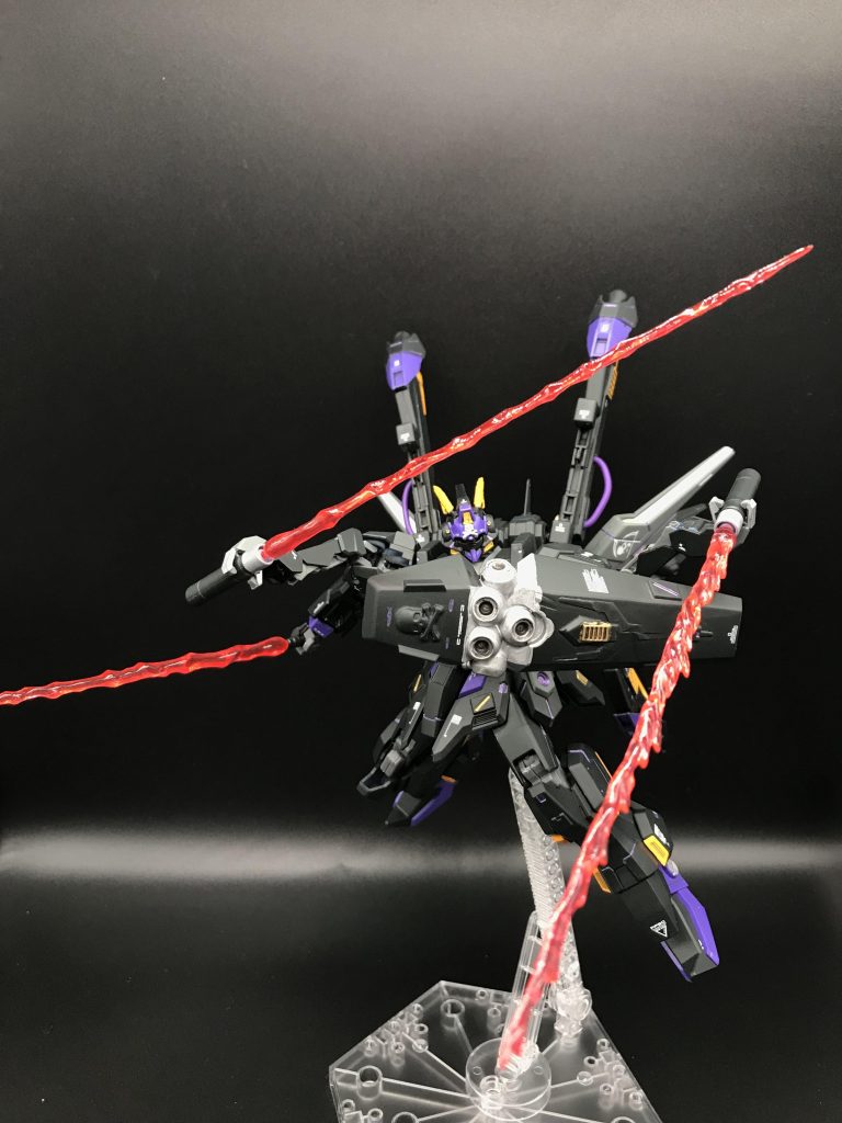 大型ビームサーベル、通常ビームサーベル、メガ粒子砲シールド(うっすら見えるネオジオンマーク?は急造感をだしたくあえて残し)