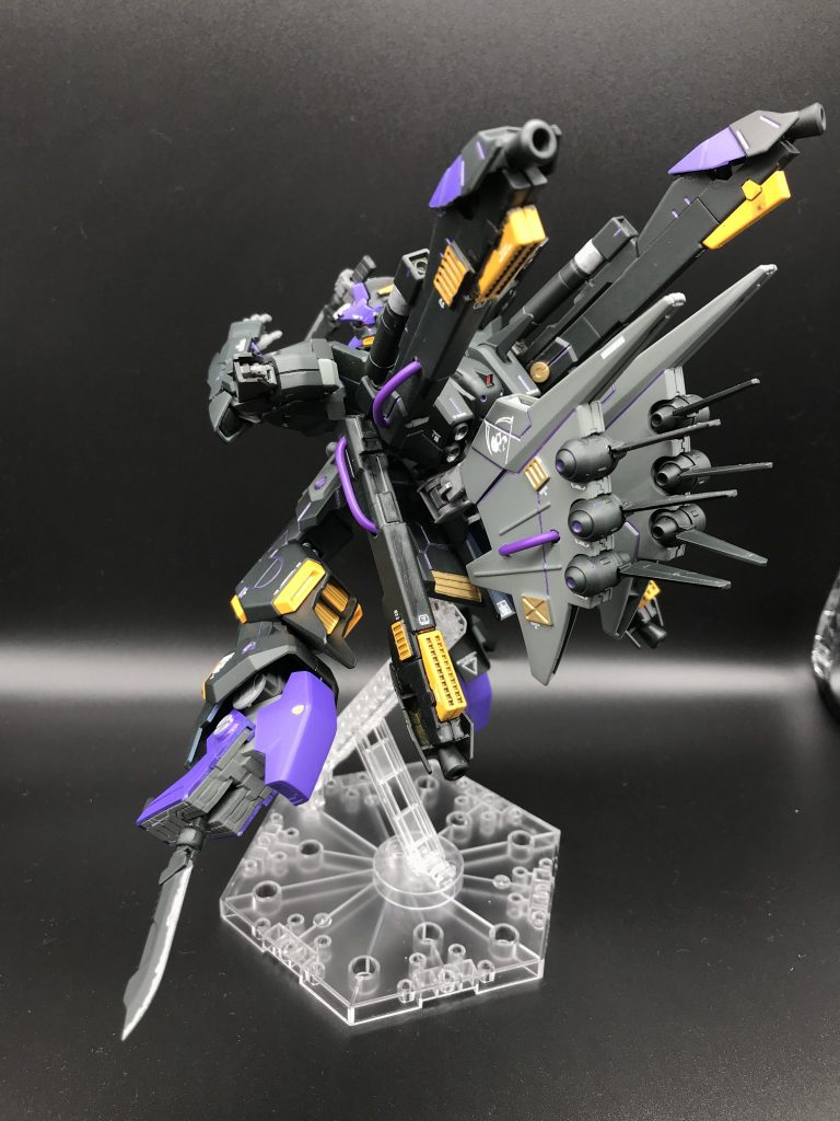 ・ナイフはコトブキヤのユナイトソードの部品である短剣を利用。・ちょうどトーリスリッターの足の裏の隙間にハマるので、クロスボーンガンダムらしく足裏ギミックにもできます。後ろ回し蹴りポーズ。