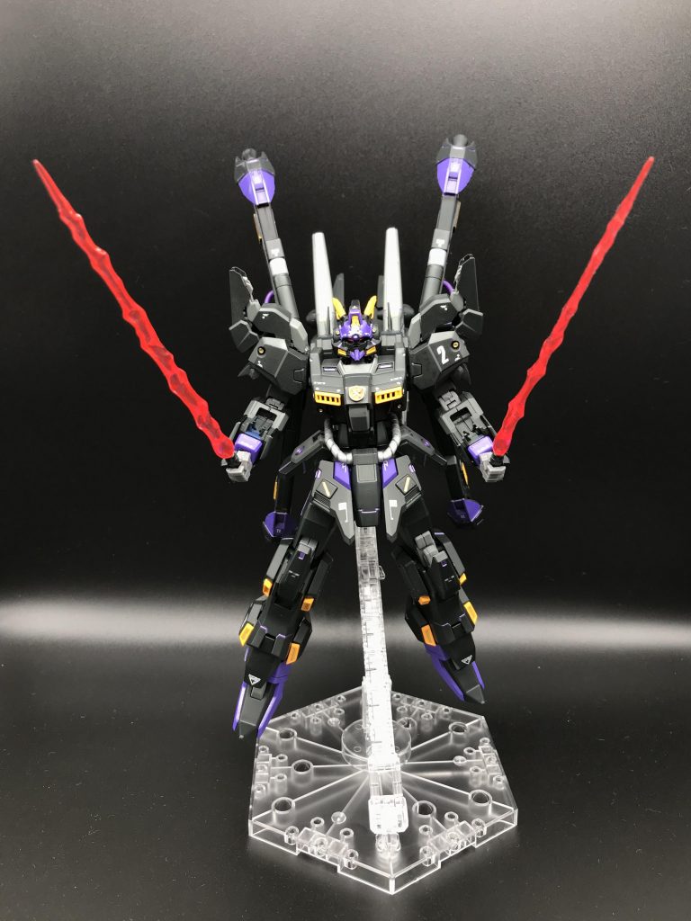 ・ビームサーベルはビルダーズパーツのものを塗装して使っております。肩持ちは1/100、手持ちは 1/144スケールのものでピッタリでした。