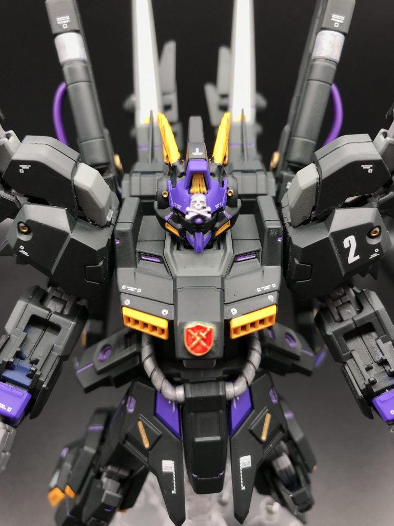 制作・頭のドクロと胸の紋章はコトブキヤのレリーフを接着してガンダムマーカーで塗装。・頭のアンテナはトーリスリッターのものは使わず、ムーンガンダムの腕から出す武器のビーム刃を塗装して利用。理想的なサイズでした。
