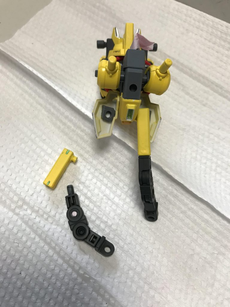 隠し腕は、ボールデンアームアームズの可動腕と、Z字（だった）長方形パーツ等を利用。腰のフロントアーマー裏に3ミリを受けるパーツを接着。プルトーネの太ももと腰アーマーの隙間にちょうどハマるようにZ字（だった）パーツの3ミリ軸を短くしました。