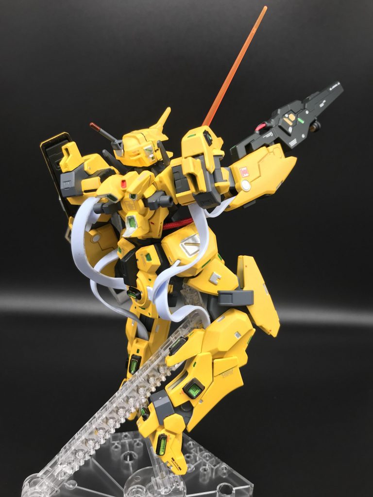 ファンネルセットを外すとこんな感じでスッキリ。ケーブルが目立つこの姿も好きです。なおケーブルはプライマーを塗ってから缶スプレーで別色に塗装していたものの、ひび割れしたので全外し。