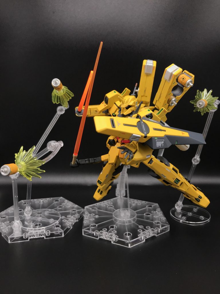 ファンネルはビルダーズパーツ。ハマーンのマネになるといやなので敬遠していたがやはりあった方が強い。エフェクトはバンダイのカスタマイズエフェクト類を利用利用した主な塗料は、缶スプレーのNATOブラック、ガンシップグレイ、キャメルイエロー、イエロー、インシグニアホワイトです。最後までご覧頂きありがとうございました。