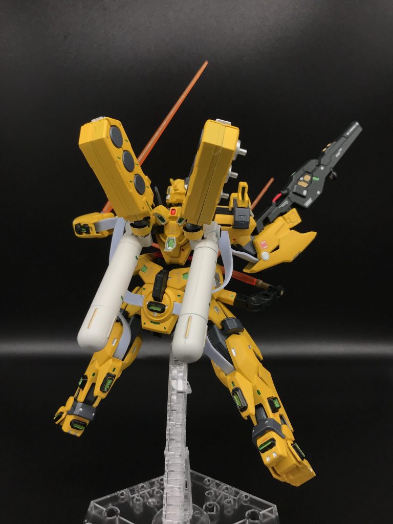 後ろ姿。コアファイターをジ・Oのバックパックに見立てるか迷ったものの、廃止。GNドライブも目立たせず普通のバーニアくらいの位置づけを意識。プロペラトタンクはトーリスリッターのものをジャンクと組み合わせて接続。