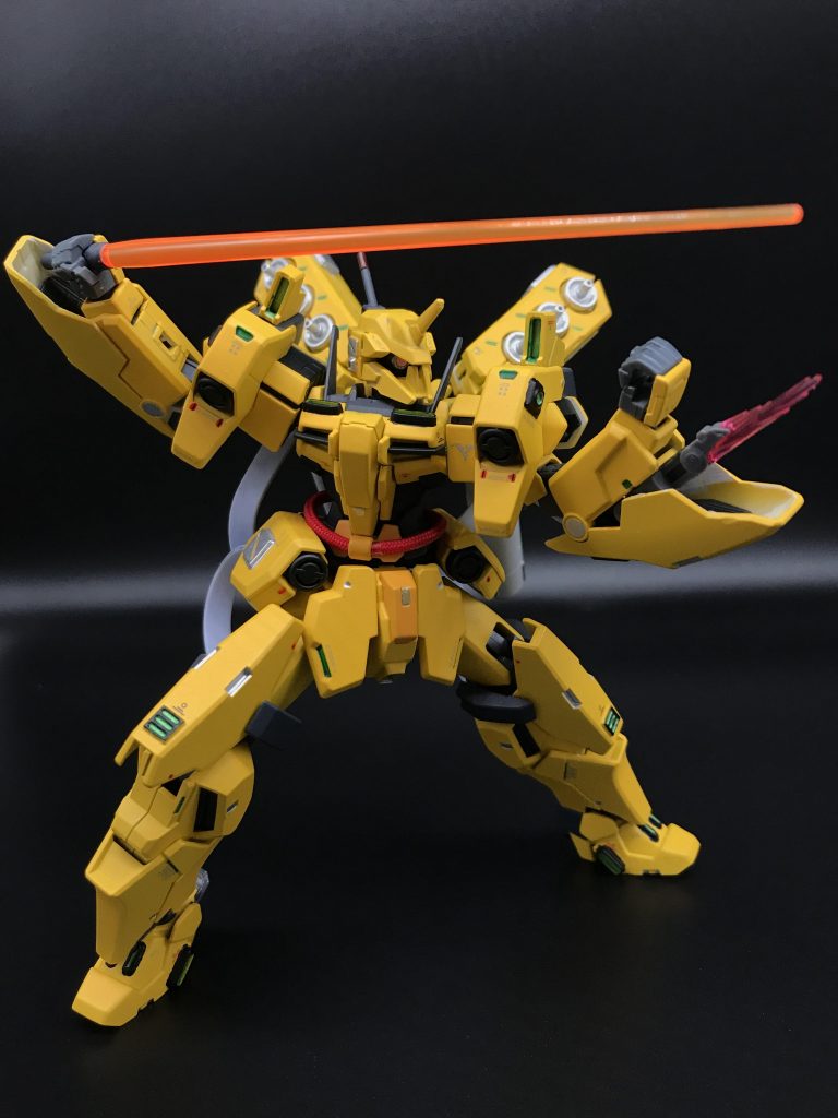 腕と膝に仕込めるビームパイルバンカー（仮称）は、ムーンガンダムの武装を流用。袖が開くギミックがかっこいい割に、とくに使い方がわからなかったのでとりあえず武装盛り。挟むだけなので接着不要です。膝はビームサーベル入れ穴にフィット。ポーズはジュピトリス神拳！！。