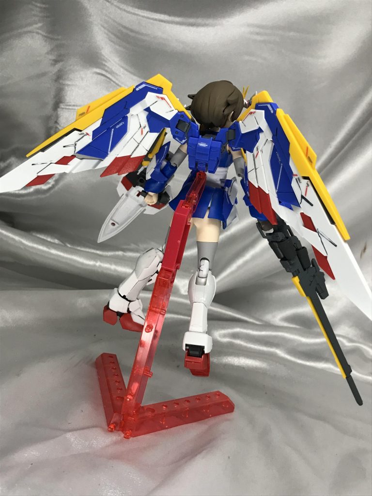 背面。RGのバックパックをそのまま接続しています