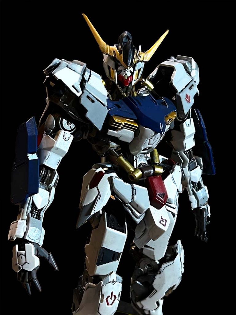 本体=田宮パールホワイト~ガイアクリアパール~ガイアグロスクリア青=成型色の上に、薄めた濃いブルーを重ねて具合の良いトコロで完。赤=サザビーレッド金=田宮ゴールドバルバトスのキットはどれも赤青の彩度が高く玩具的に見えてしまうので落ち着いた色調に。パールは重ねすぎた感が。。