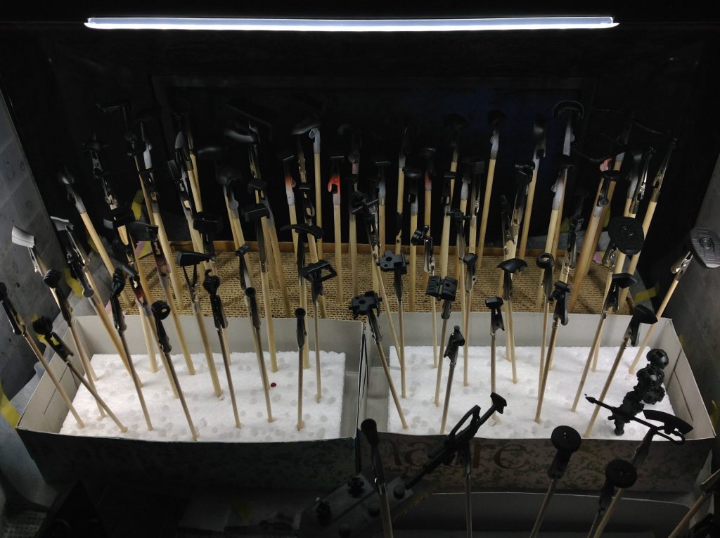 瓶の黒サフ吹き希釈が難しかったです・・・。ブースは、Anesty 塗装ブース 2基フアン LED照明 スプレーブース 明るさ・風量 無段階調整 スプレーワーク スイッチ独立作動 ペインティングブース 広い作業スペース 延長用ダクトホース フィルターが交換&入手しやすい エアブラシ用塗装ブース ADFSPB-01Bに、しました。ツインファン、3点LED、広めの作業スペース、手入れが楽とても良い品です。ただ、ファンの音が結構耳にきます。