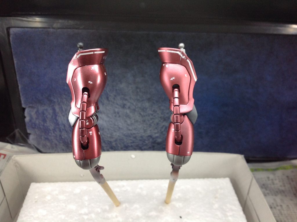 つや消し スムースクリアー左が、つや消し前右が、つや消し後光沢感が思いの外良かったので、そのまま光沢仕上げにしようかとも思いましたが、ここは参考にした動画の通りにつや消しを吹きました。