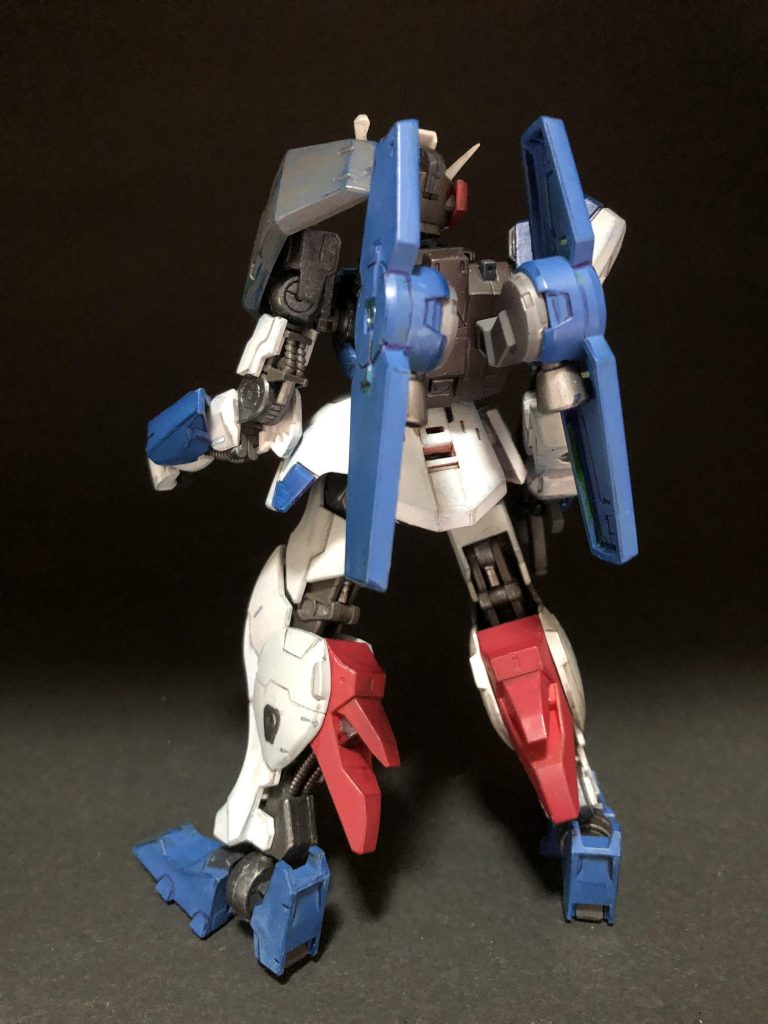 背中にはグレイズを作ると余ってしまうパーツをつけました。