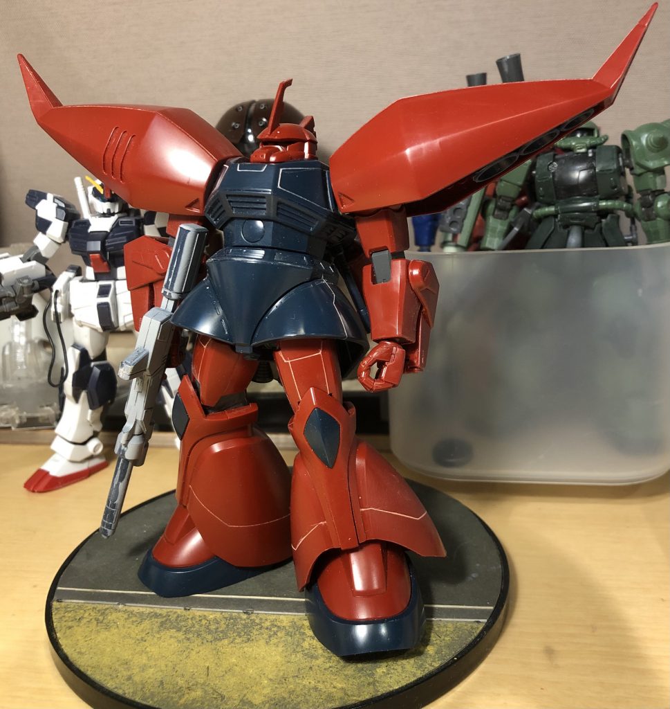 筋彫り完了時。成形色を残そうとすると、丁寧に作業しなければいけないので緊張します。