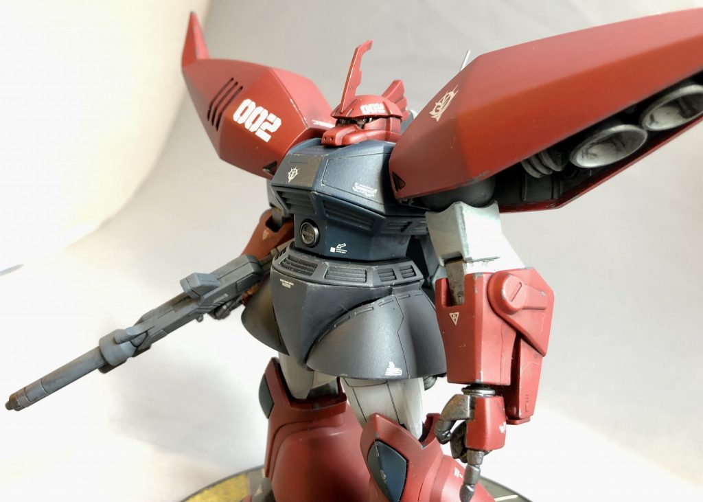 パイロット（イリヤ）共々、第1次ネオジオン紛争を生き残り、その後も改修が続けられたと言うオラ設定で作成しました。当時、期せずして開いてしまうというアクシデントがあったコックピットハッチは、より強固なロック機能のあるモノに換装されています。