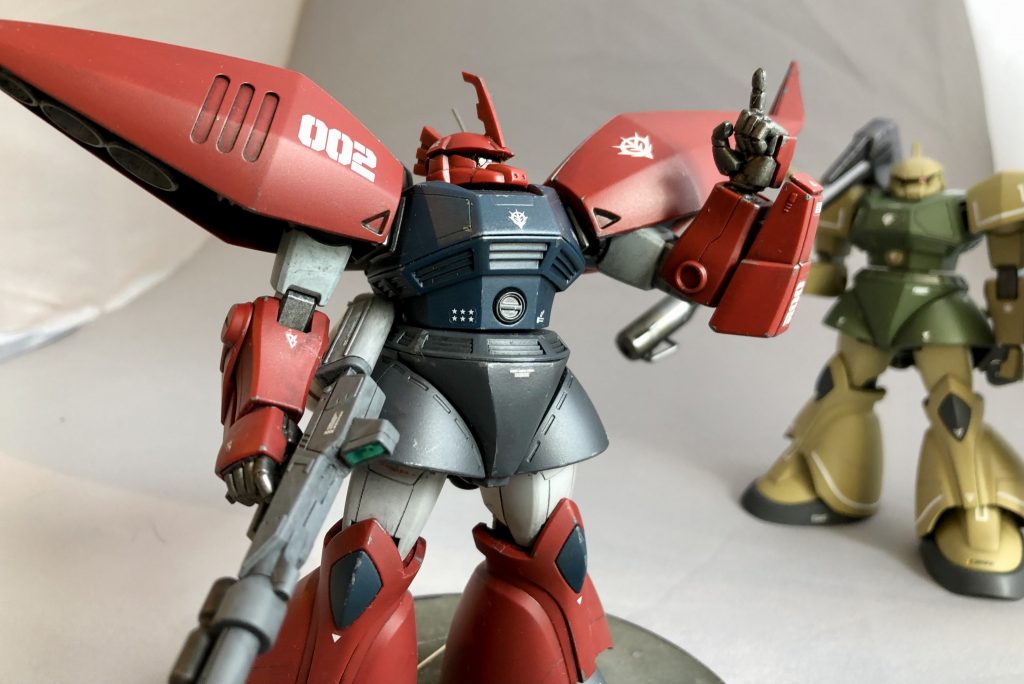 左手首は平手とグー手を組み合わせて「指さし手」にしてみました。アクシズでは新人パイロットの練習機として使われ、教官機としても使用されていたとのことなので部下に指示を出してる感じにしてみました。