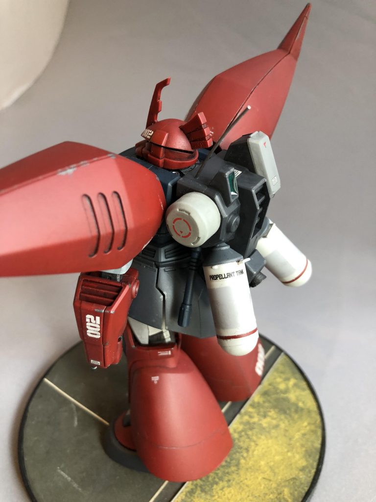 バックパックもMSVっぽく塗り分けてみました。プロペラントタンクは私的には「被弾しても誘爆しない固形燃料的な何か」が入っているイメージなのでケミカルなカラーリングで塗り分けました。ちなみに、こちらの赤ラインもマスキングで残した成形色です。バックパック上部にはアンテナを追加してMSV感を盛っておきました。