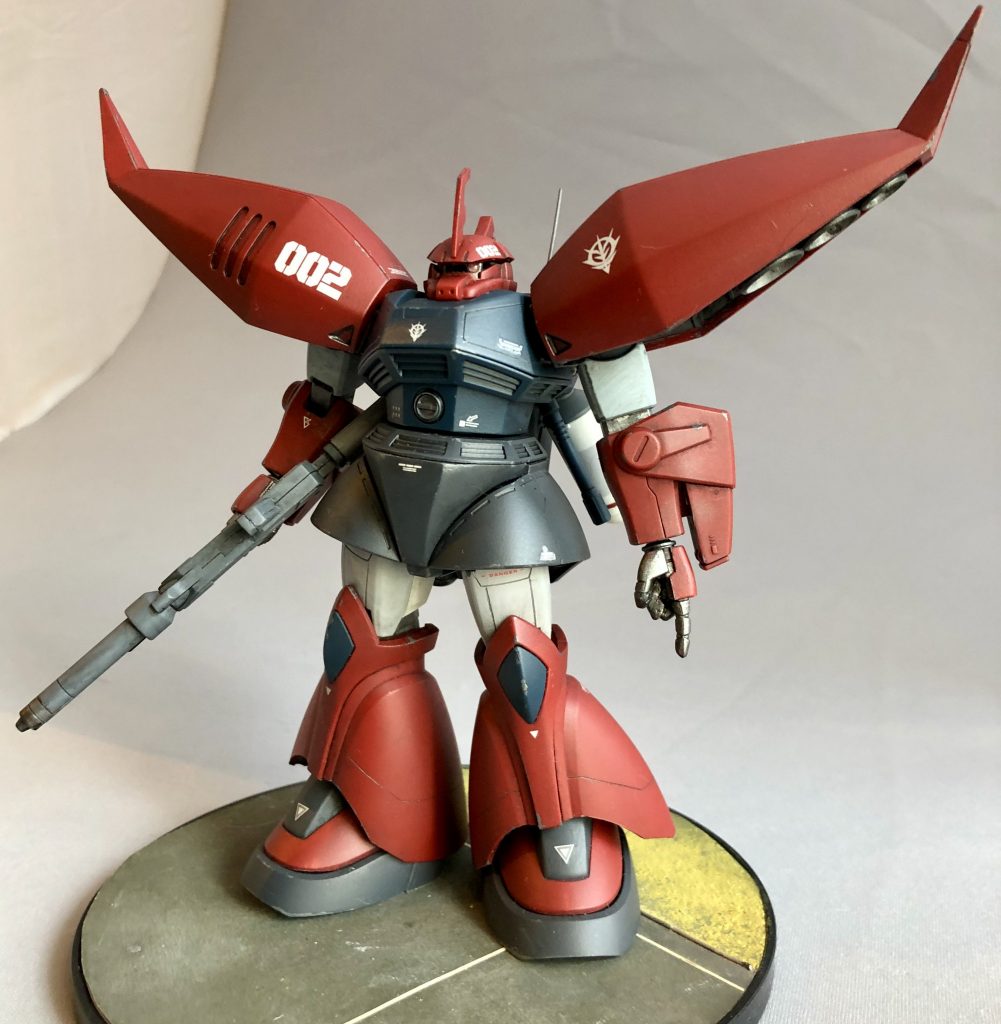 第1次ネオジオン紛争後、アクシズを失ったネオジオンでは満足な整備は行えなかったのではないかと思います。動作不良の他の機体から使えるパーツを移植する「共食い整備」も行われたでしょうから、「継ぎ接ぎ感」の出るようなカラーリングにしました。上腕や大腿部をライトグレーに置き換えるのはMSVへのオマージュでもあります。ちなみに赤色は成形色です。