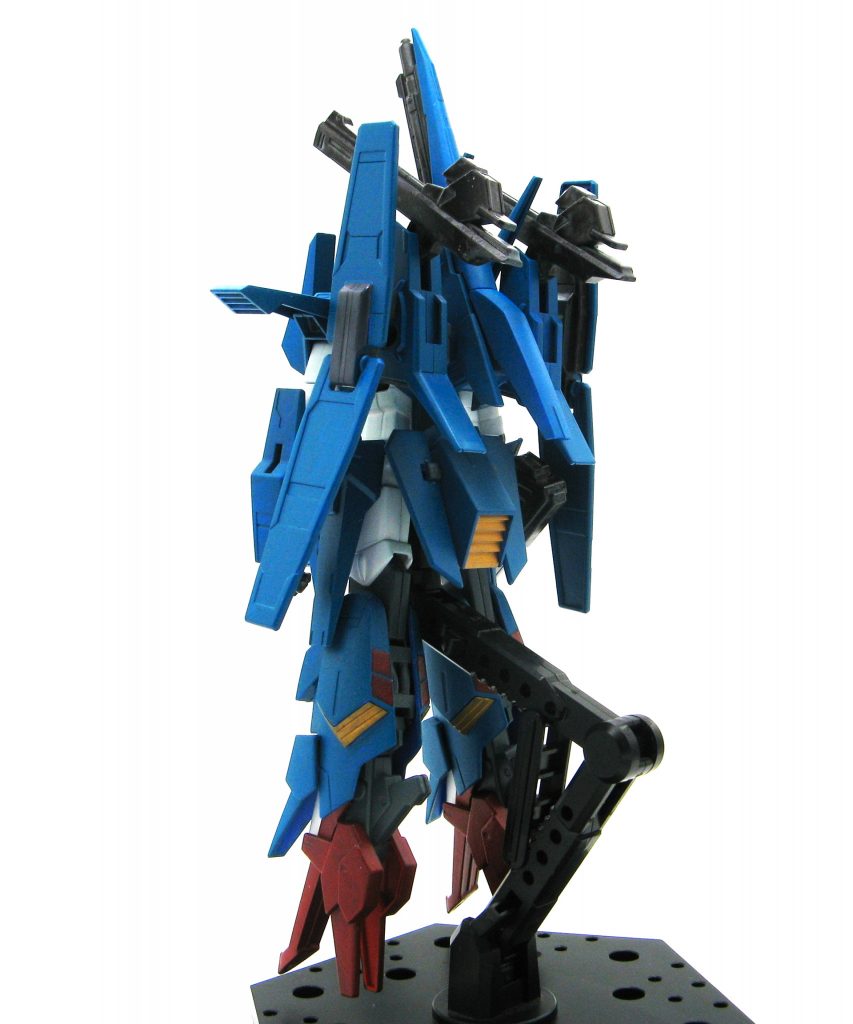 足のブーツや他のレッド部分はあずき色です。スラスター他オレンジ部分はゴールドにしました。